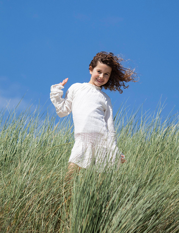 Kindermodel met bruin krullend haar Izzy Mae