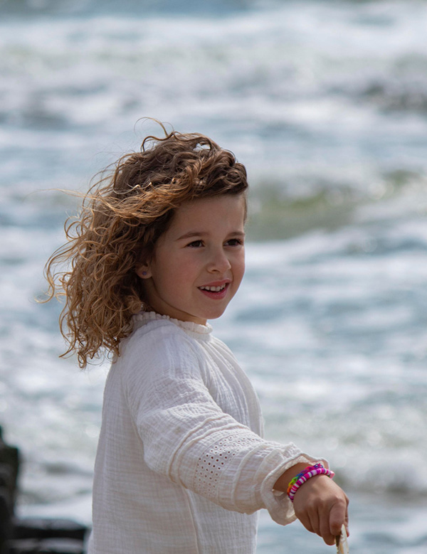 Kindermodel met bruin krullend haar Izzy Mae