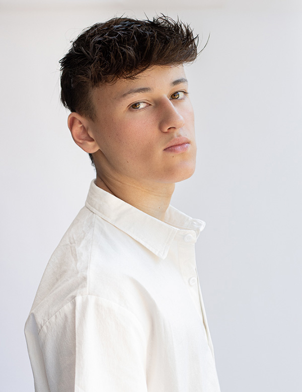Joey is een kindermodel met bruin haar en bruine ogen