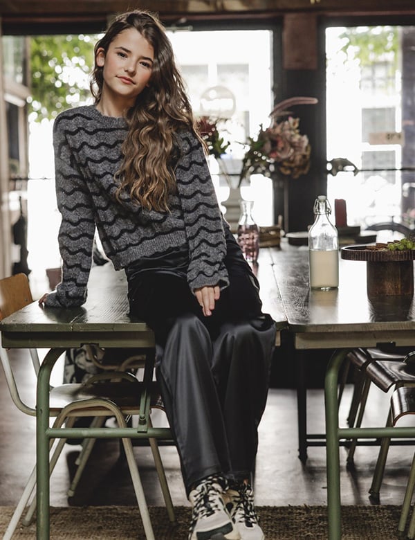 Kindermodel met lang bruin haar Jade B.
