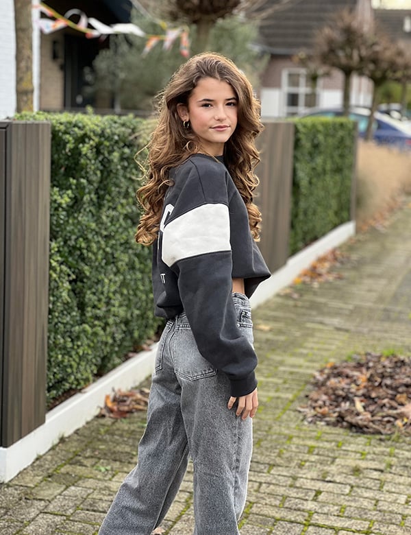 Kindermodel met lang bruin haar Jade B.