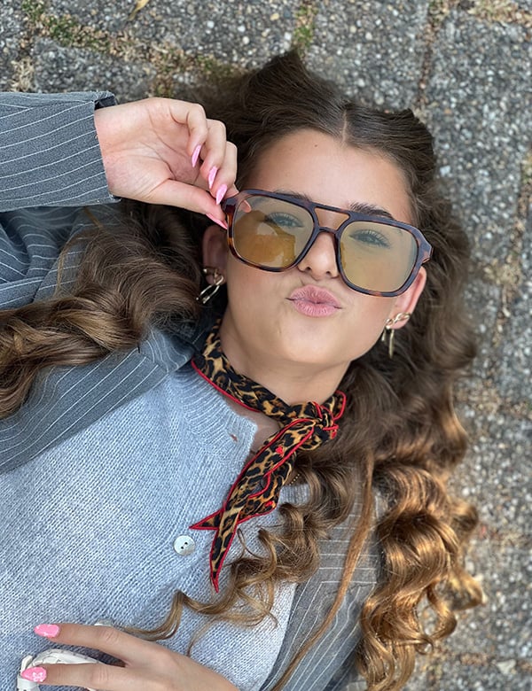 Kindermodel met lang bruin haar Jade