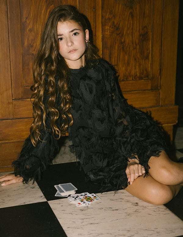 Kindermodel met lang bruin haar Jade