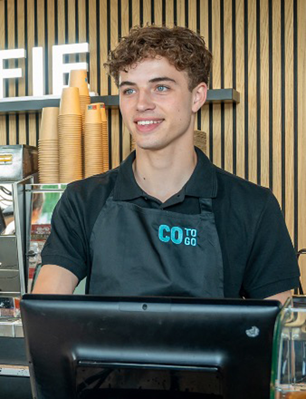 Mannelijk model met bruin haar Jair M.