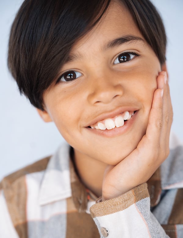 Kindermodel met zwart haar Jairo