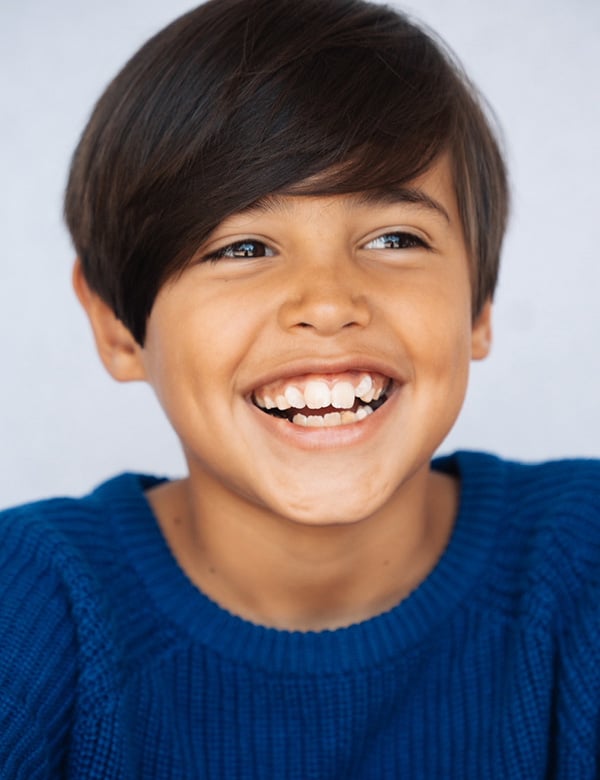 Kindermodel met zwart haar jairo