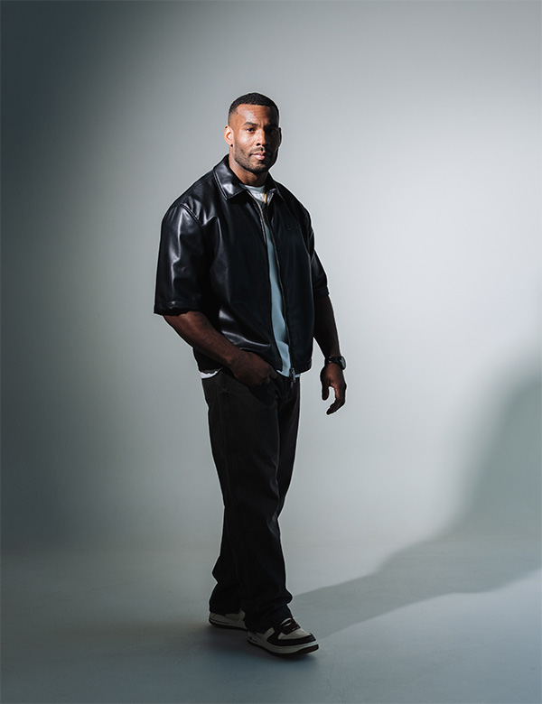 Mannelijk model met donkerbruin haar Jaisal