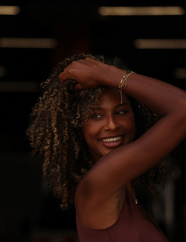 Vrouwelijk model met krullend haar Jane