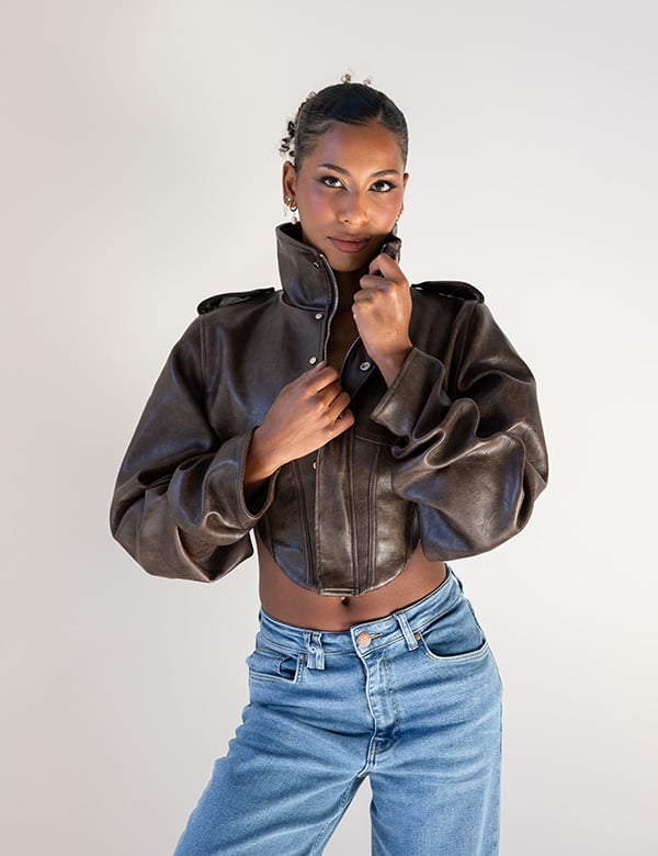 vrouwelijk model met donkere krullen, Jane