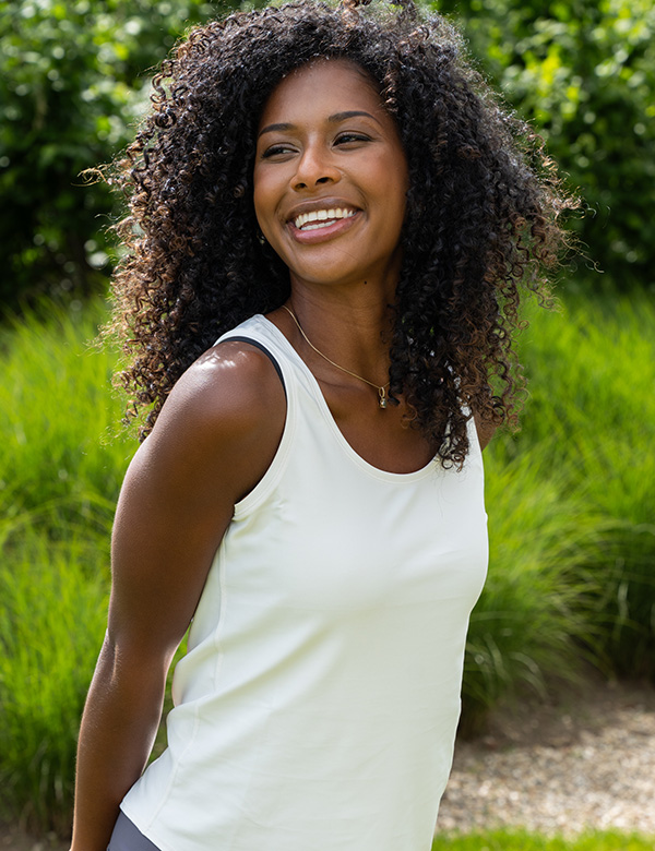 Vrouwelijk model met bruin krullend haar Jane T.