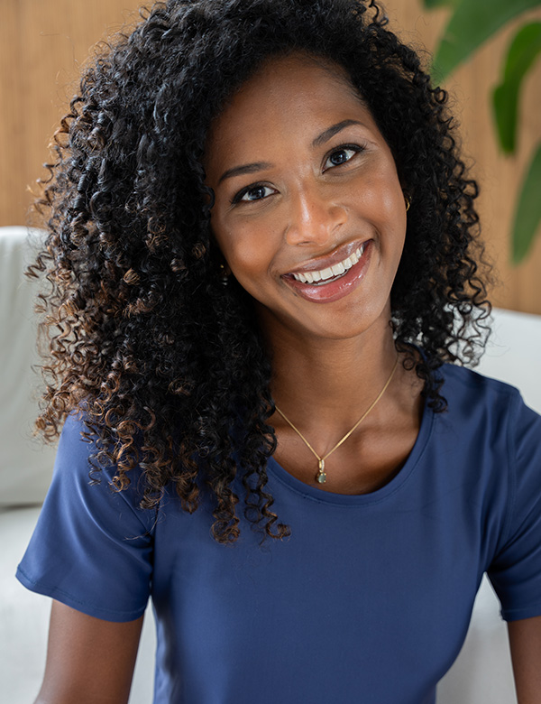 Vrouwelijk model met bruin krullend haar Jane T.