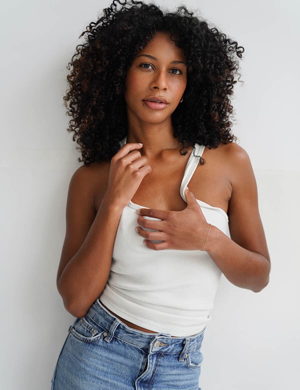 Vrouwelijk model met donkerbruin krullend haar en bruine ogen Jane.