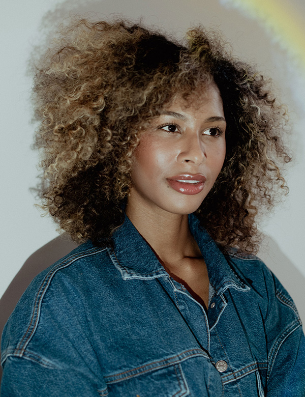 Vrouwelijk model met bruin haar Jane