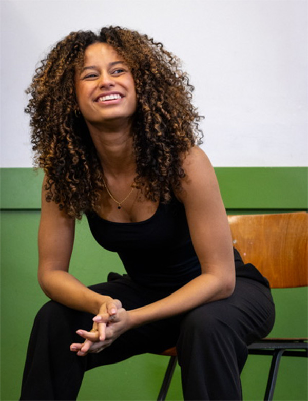 Vrouwelijk model met krullend haar Janella