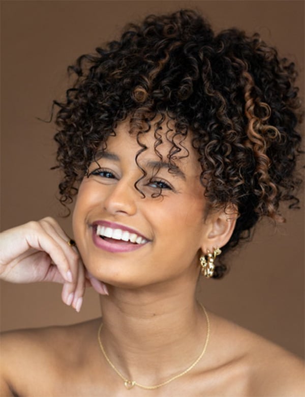 Vrouwelijk model met krullend haar janella