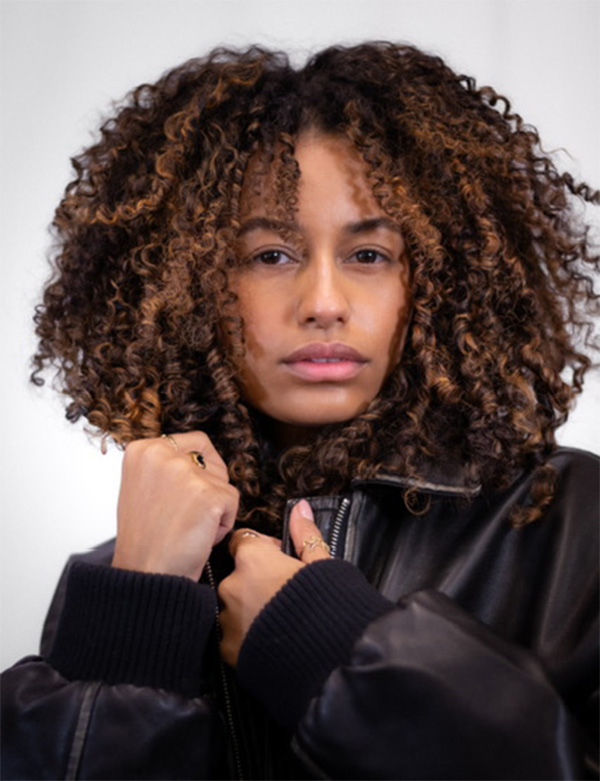 Vrouwelijk model met krullend haar Janella