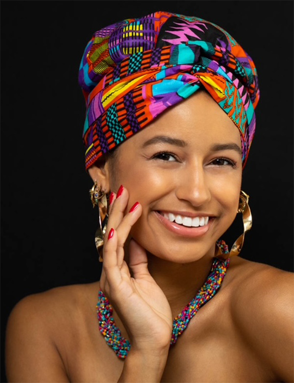 Vrouwelijk model met krullend haar Janella