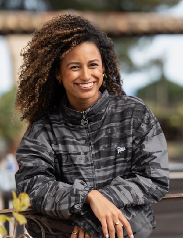 Vrouwelijk model met krullend haar Janella