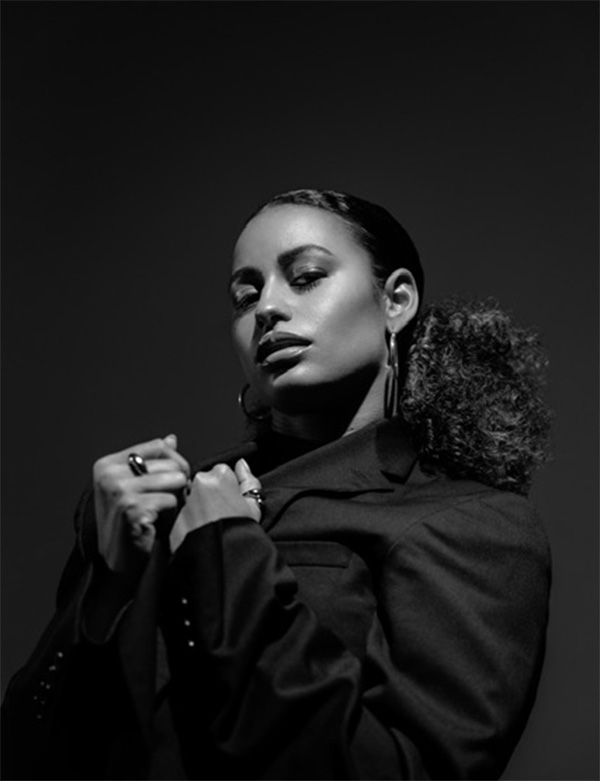 Vrouwelijk model met krullend haar Janella