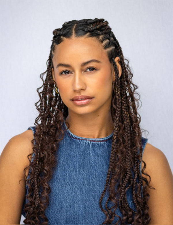 Vrouwelijk model met krullend haar Janella