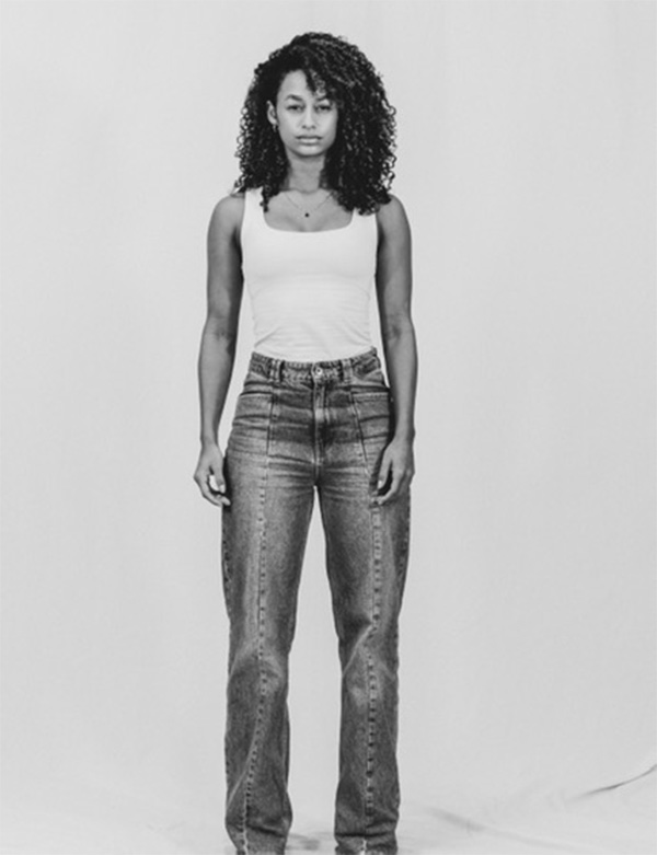 Vrouwelijk model met krullend haar Janella