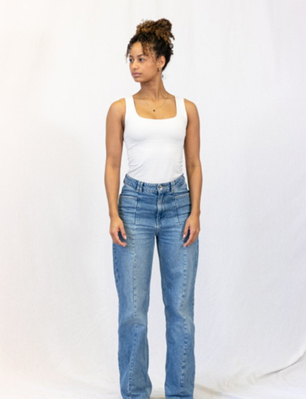 Vrouwelijk model met krullend haar Janella