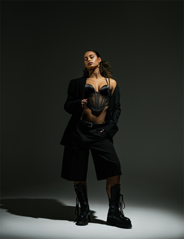 Vrouwelijk model met krullend haar Janella