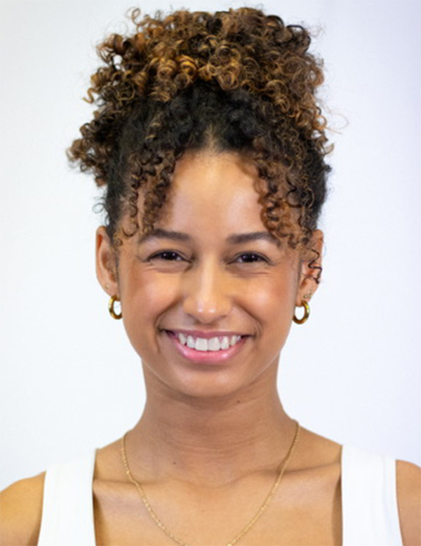 Vrouwelijk model met krullend haar Janella