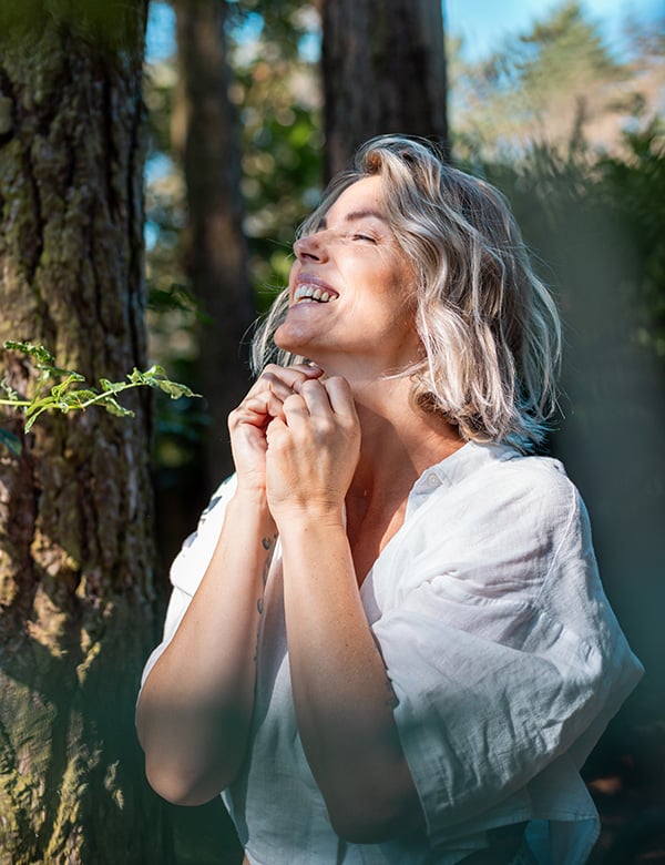 Vrouwelijk model met kort blond haar Janneke O.