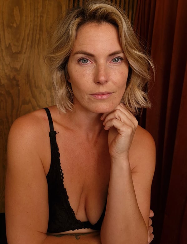 Vrouwelijk model met kort blond haar Janneke O.