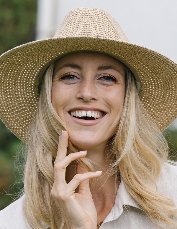 Vrouwelijk model met blond haar en blauwe ogen janneke s.