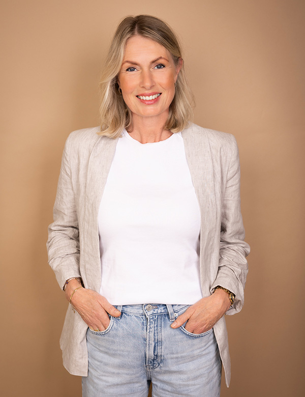 vrouwelijk model met blond haar Jannemarie.