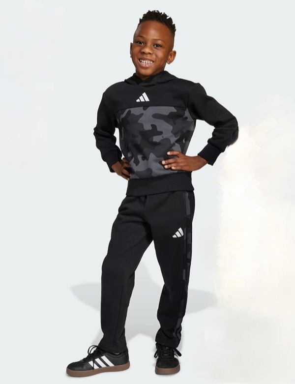 Kinderlijk model met zwart haar en bruine ogen Janoah.
