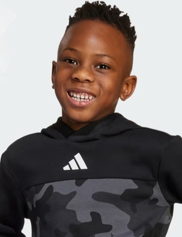 Kinderlijk model met zwart haar en bruine ogen Janoah.