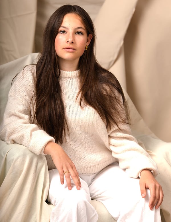 Tienermodel met bruin haar Jara