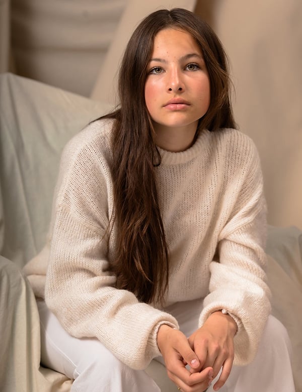 Tienermodel met bruin haar Jara