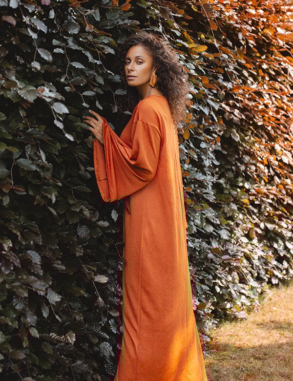 Vrouwelijk model met bruine krullen Jasmijn B.