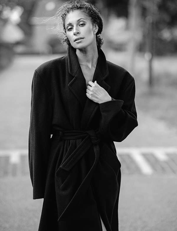 Vrouwelijk model met bruine krullen Jasmijn B.