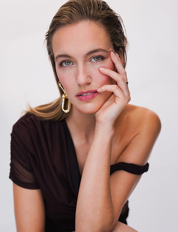 Professioneel model met blond haar en blauw ogen Jasmijn Ha.