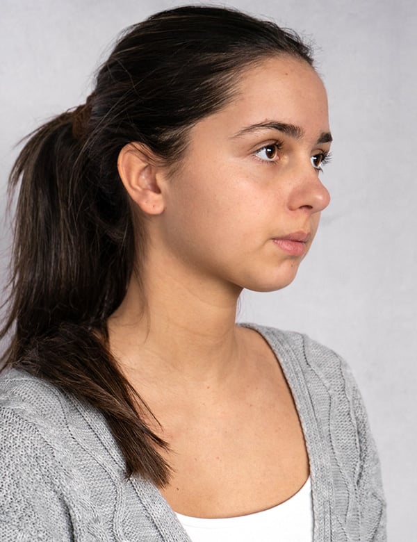 Kinderlijk model met bruin haar.