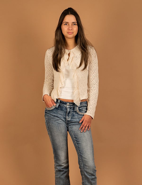 Kinderlijk model met donkerbruin haar.
