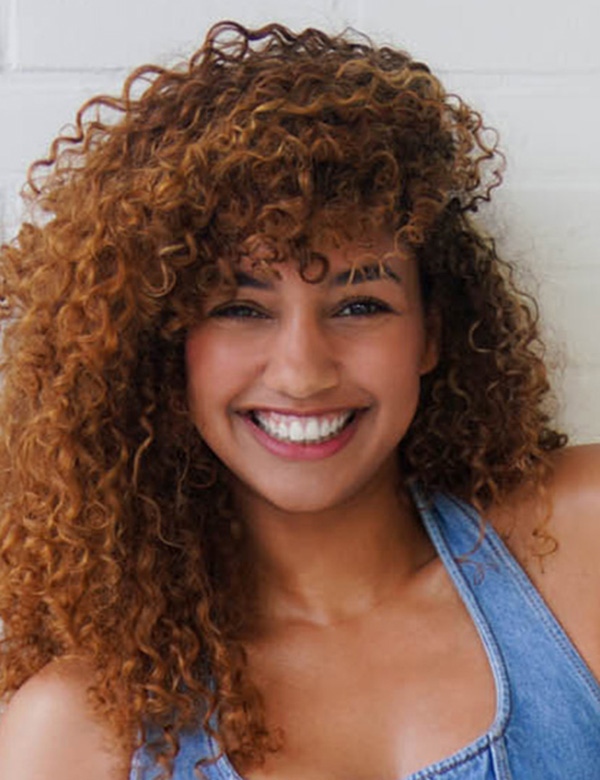 Vrouwelijk model krullend haar jasmine