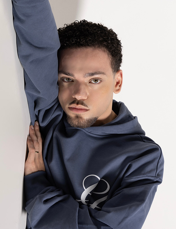 Mannelijk model met zwart haar Javier.