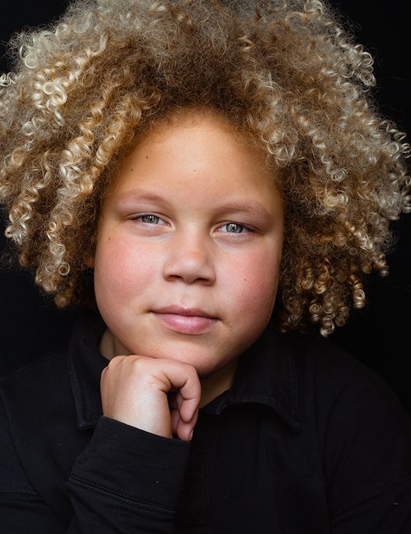 Kindermodel met bond haar en krullen Jaxx
