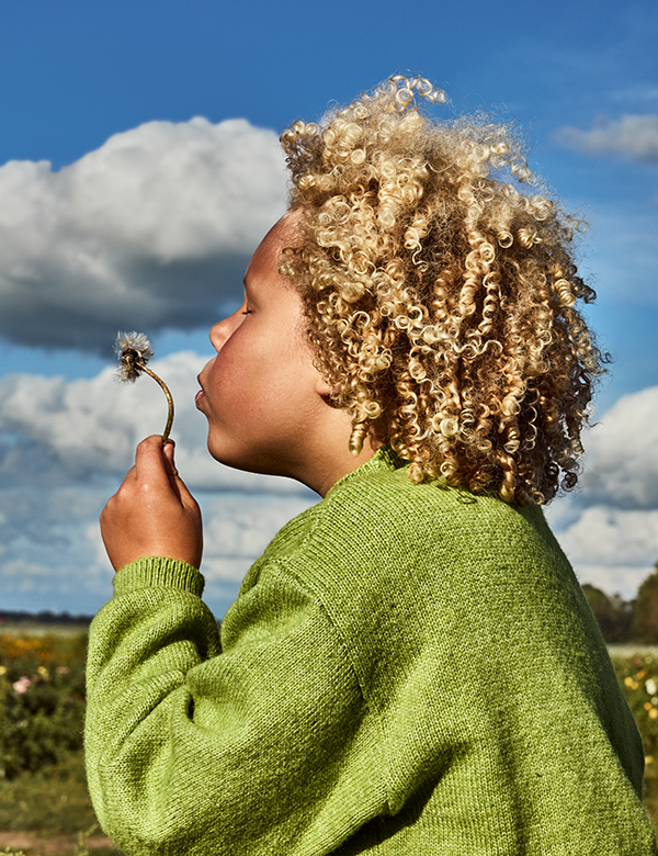 Kindermodel met bond haar en krullen Jaxx
