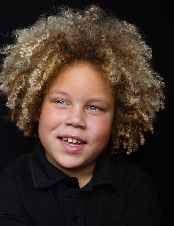 Kindermodel met bond haar en krullen Jaxx