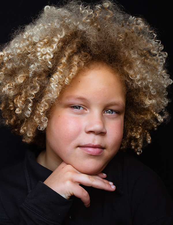 Kindermodel met bond haar en krullen Jaxx