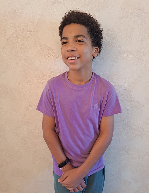 Kindermodel met donker krullend haar Jaycen V.