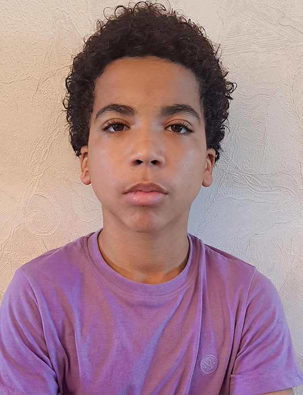 Kindermodel met donker krullend haar Jaycen V.