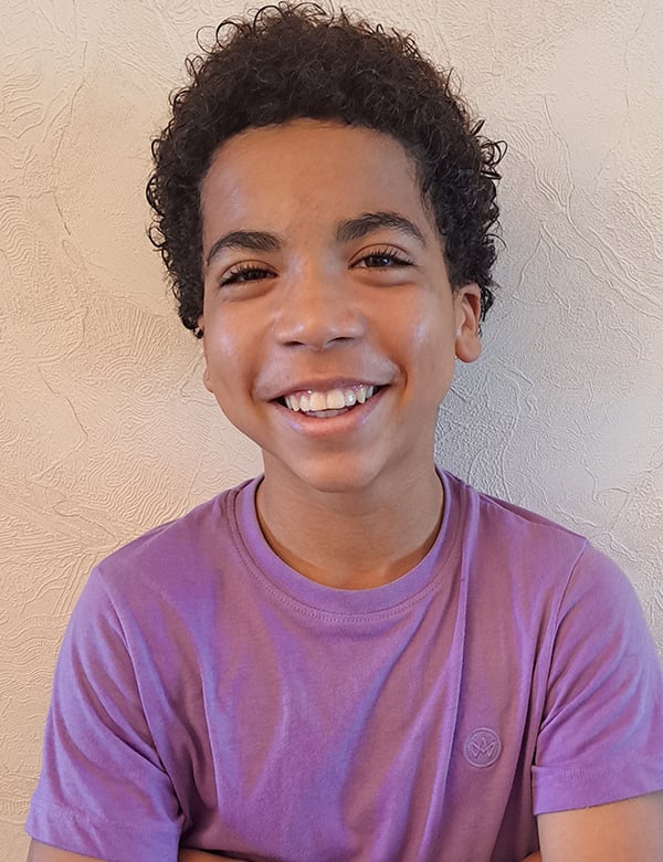 Kindermodel met donker krullend haar jaycen v.